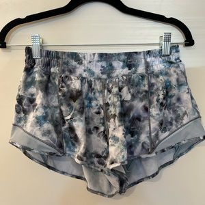 Lululemon Hotty Hot Low rise lined Short 2.5 inseam worn once size 8